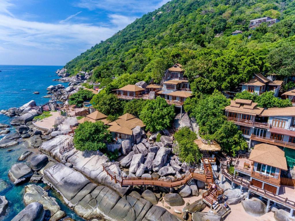 eine Luftansicht eines Resorts an einer felsigen Küste in der Unterkunft Dusit Buncha Koh Tao by Riya Group in Ko Tao