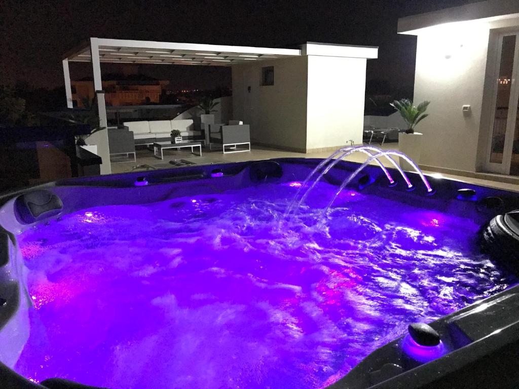 Bazén v ubytování Hotel Tenerife nebo v jeho okolí