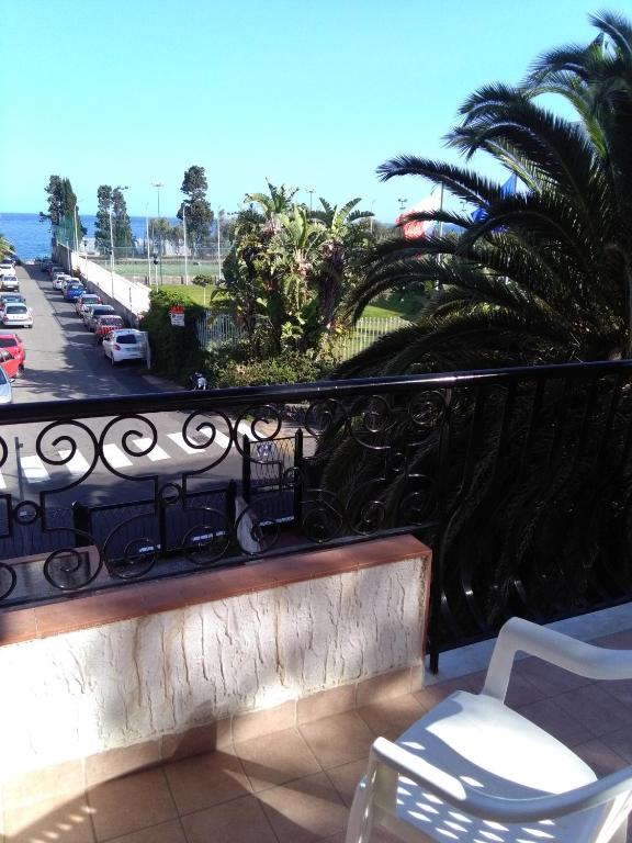 ein Balkon mit Stuhl und Blick auf das Meer in der Unterkunft Holiday Home Recanati in Giardini-Naxos