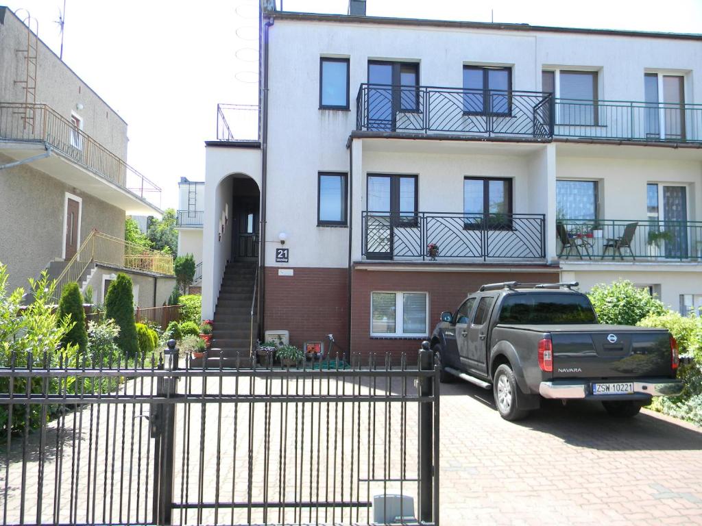 a truck parked in front of a house at Pokoje gościnne Zenon Nogal in Świnoujście