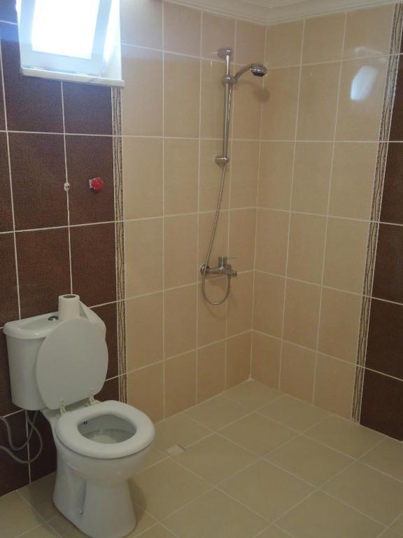 A bathroom at Akar Hotel