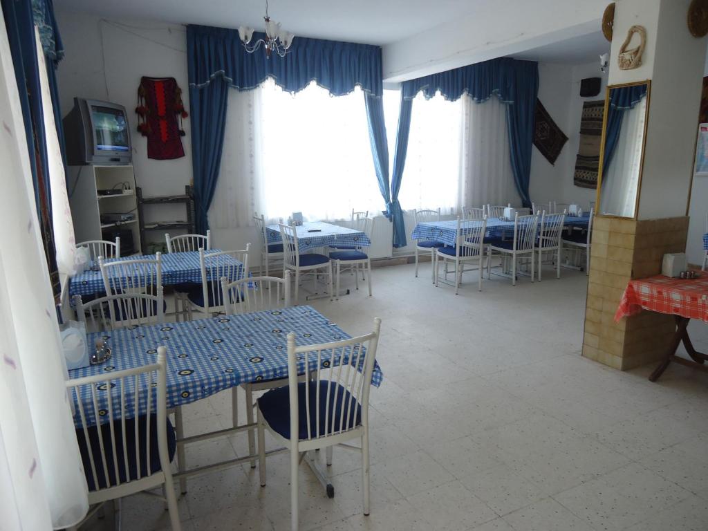 A seating area at Akar Hotel