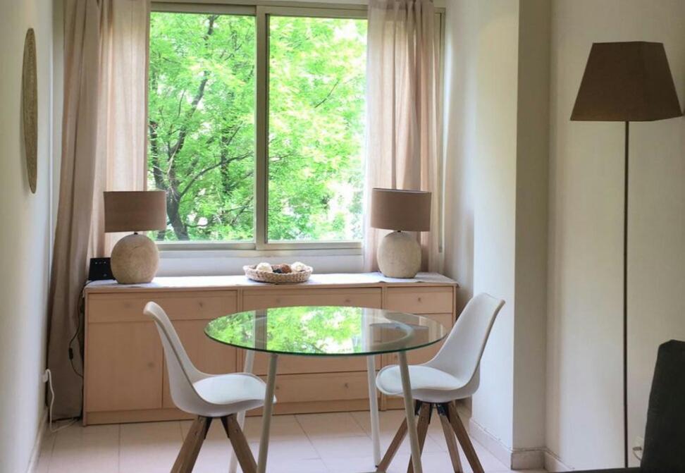 tavolo e sedie in una stanza con finestra di Apartamento Boulevard Juan Bravo a Madrid