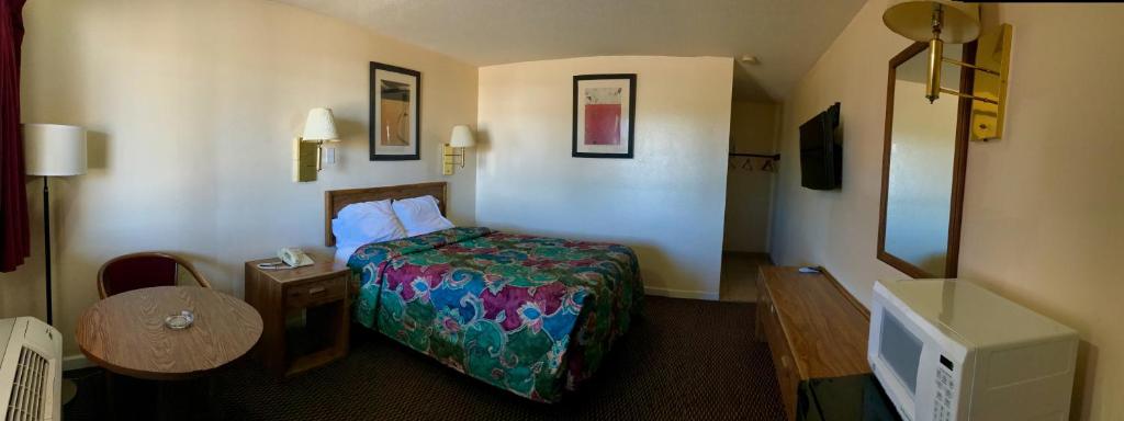 Un pat sau paturi într-o cameră la Regal Inn Las Vegas New Mexico