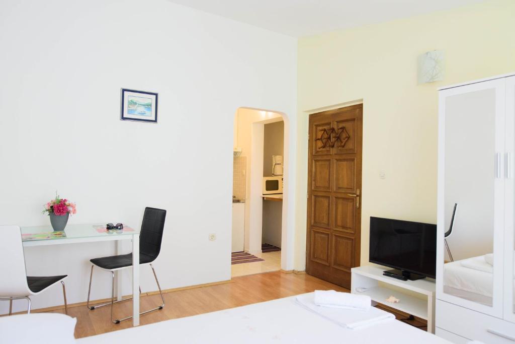 Televízia a/alebo spoločenská miestnosť v ubytovaní Apartment ANA Podstrana