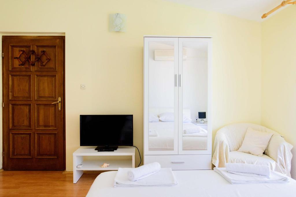 Televízia a/alebo spoločenská miestnosť v ubytovaní Apartment ANA Podstrana