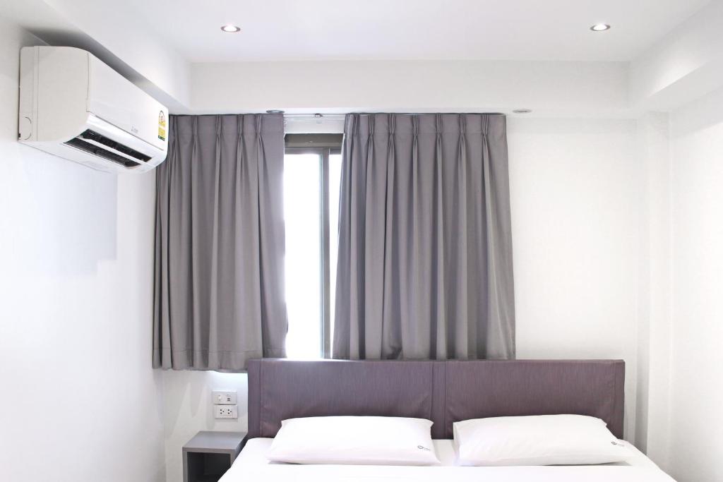 Postel nebo postele na pokoji v ubytování My Hotel Pratunam