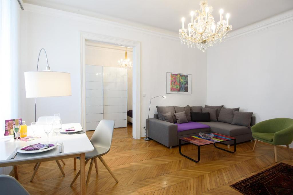 ウィーンにあるCity Apartmentのリビングルーム(ソファ、テーブル付)