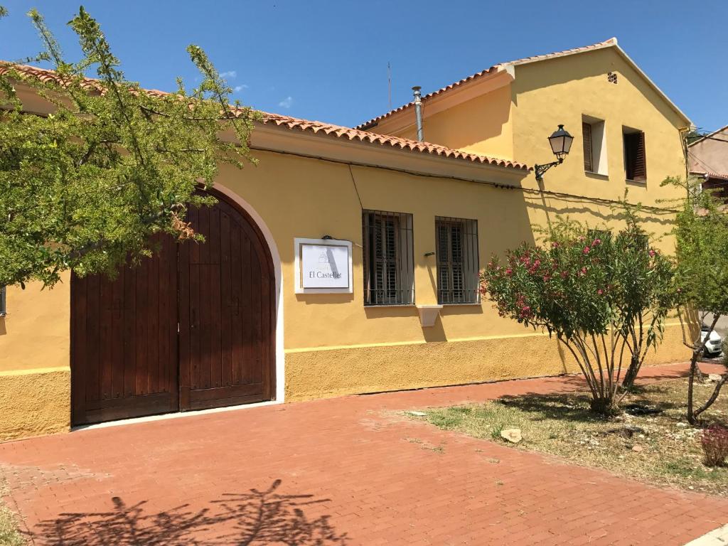 une maison avec un portail en bois et une allée dans l'établissement El Castellet Fanzara, à Fanzara