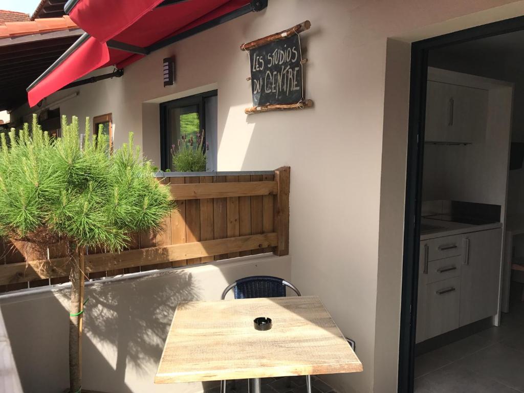 a table in a kitchen with a sign on the wall at Les studios du Centre in La Teste-de-Buch