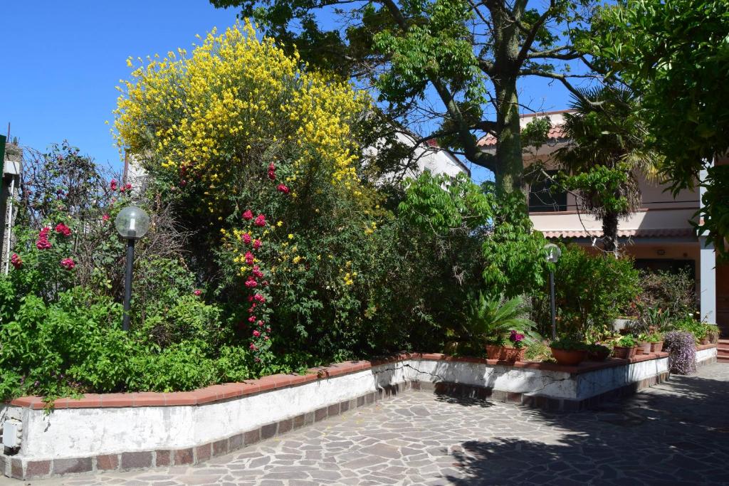 エルコラーノにあるCasa Fioritaの家の前の花植え庭園