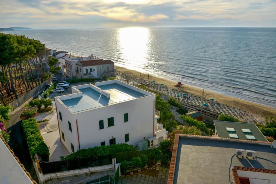 una vista aerea di un edificio vicino all'oceano di Villa Nettuno a San Menaio