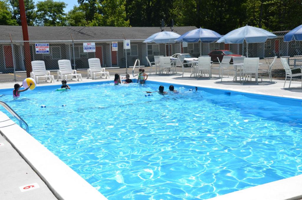 een groep mensen die zwemmen in een zwembad bij Beachway Motel in Salisbury