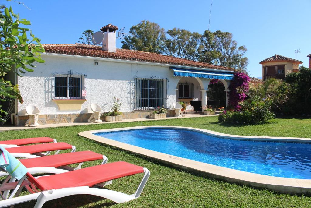 エステポナにあるVilla Melger - Private Villa with Swimming poolの庭にスイミングプールがある家