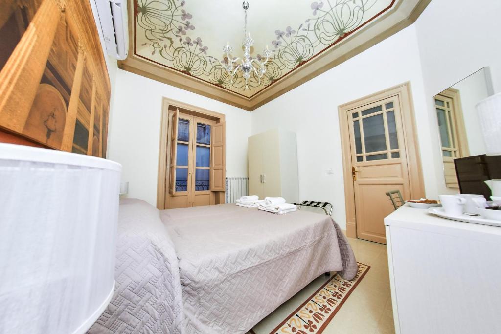 パレルモにあるSolemar Sicilia - Monacò roomsのベッドルーム(ベッド1台、シンク付)
