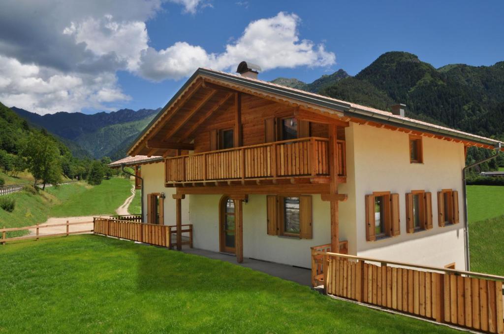 een huis met een balkon op een groen gazon bij Garnì dal Mozat in Ledro