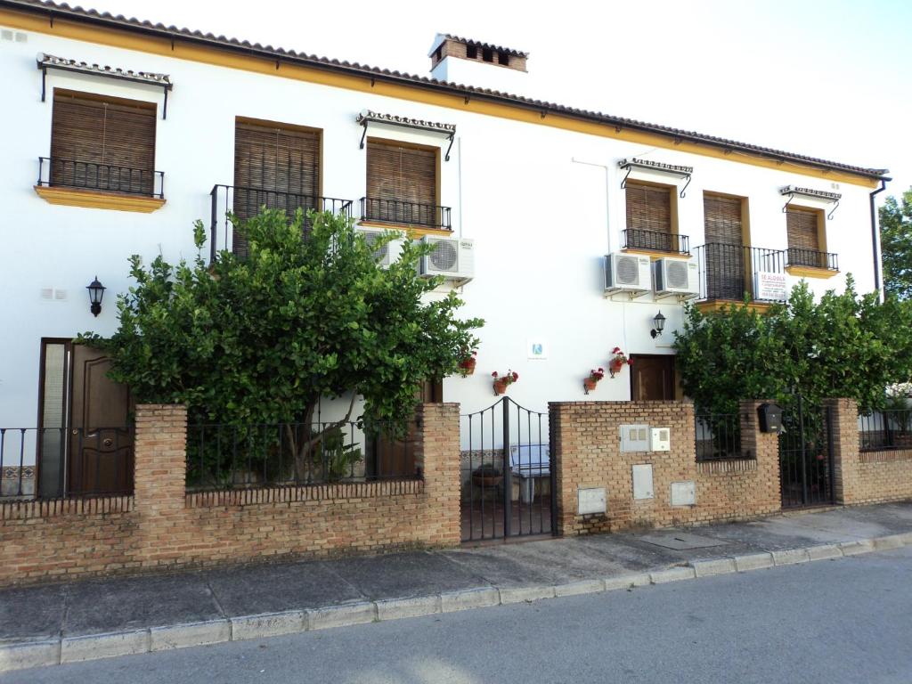 埃爾博斯克的住宿－Apartamentos Las Juanas，白色的建筑,设有窗户和栅栏