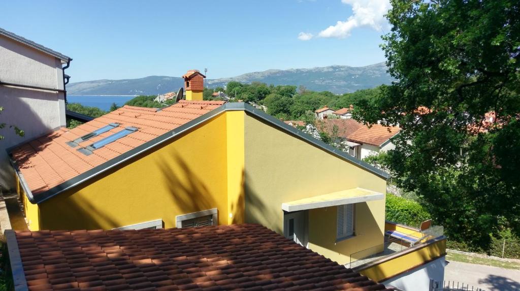 Nespecifikovaný výhled na hory nebo výhled na hory při pohledu z prázdninového domu