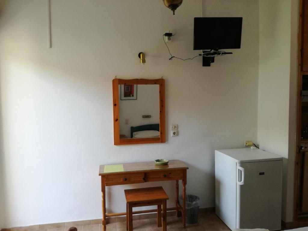 Μια τηλεόραση ή/και κέντρο ψυχαγωγίας στο Pericles Studios