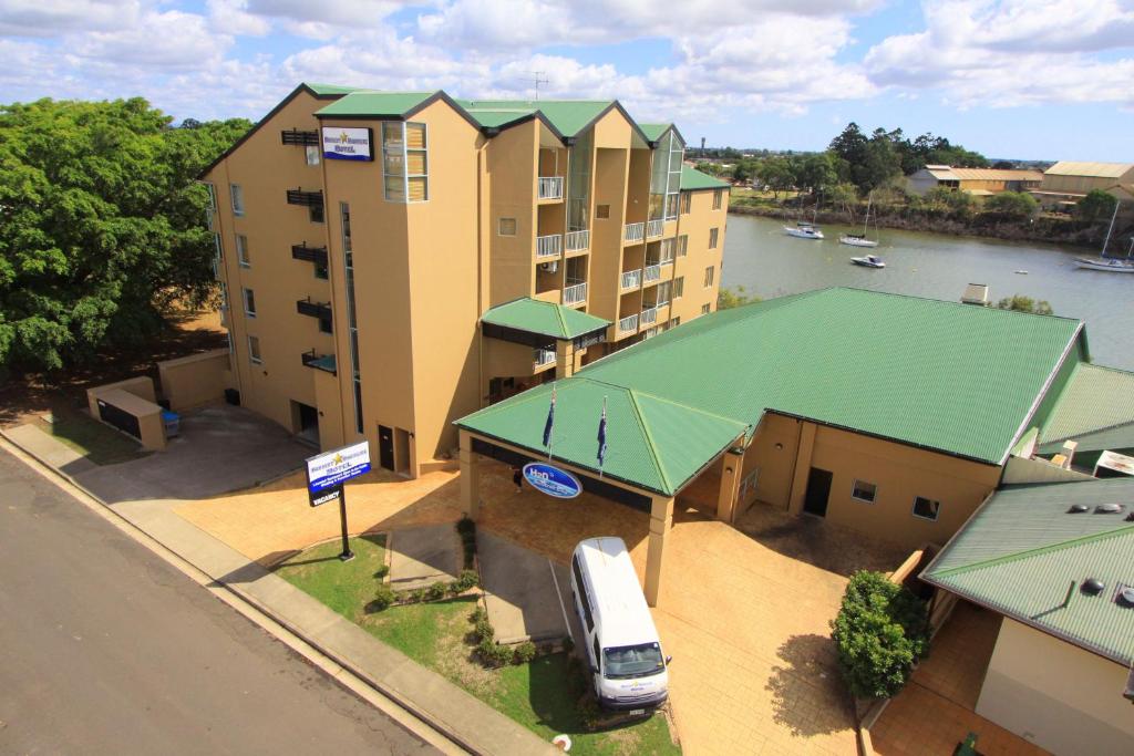 einen Blick über ein Gebäude mit grünem Dach in der Unterkunft Burnett Riverside Hotel in Bundaberg