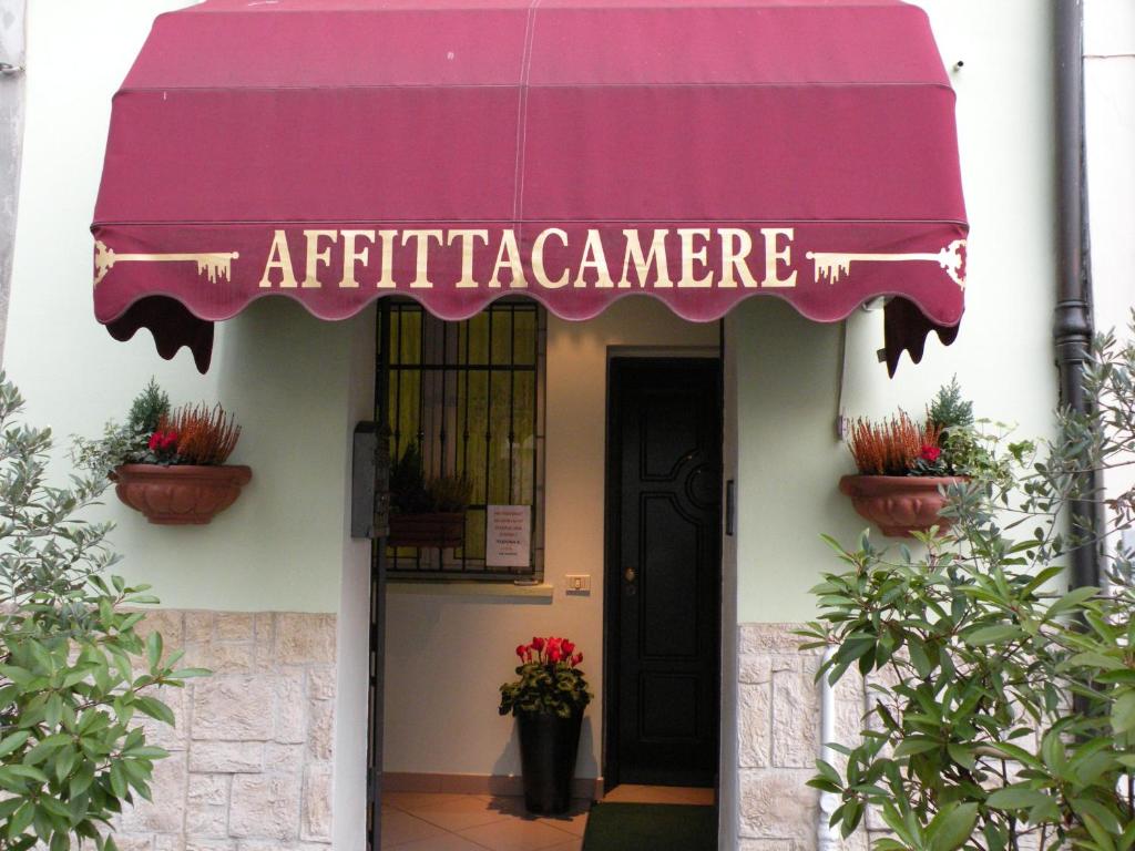 コティニョーラにあるAffittacamere Casadioの紫鍬付事務所入口
