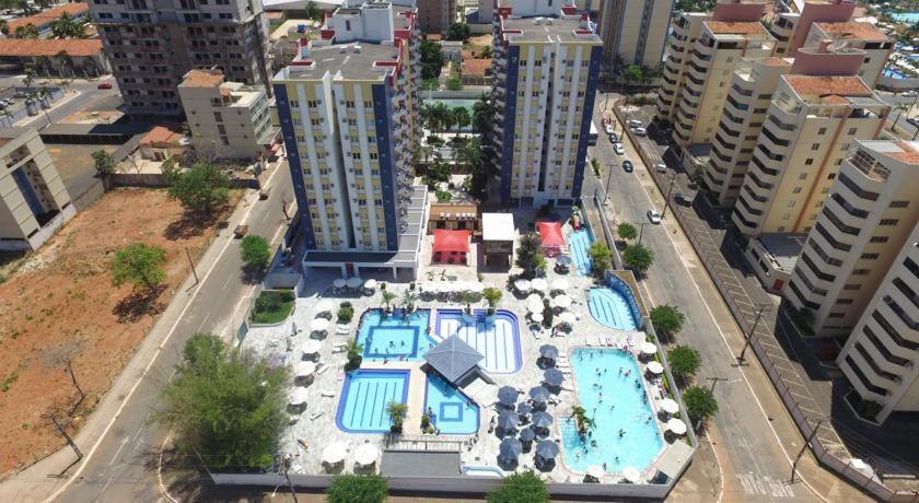 an aerial view of a swimming pool in a city at Apartamento Eldorado Thermas Park in Caldas Novas