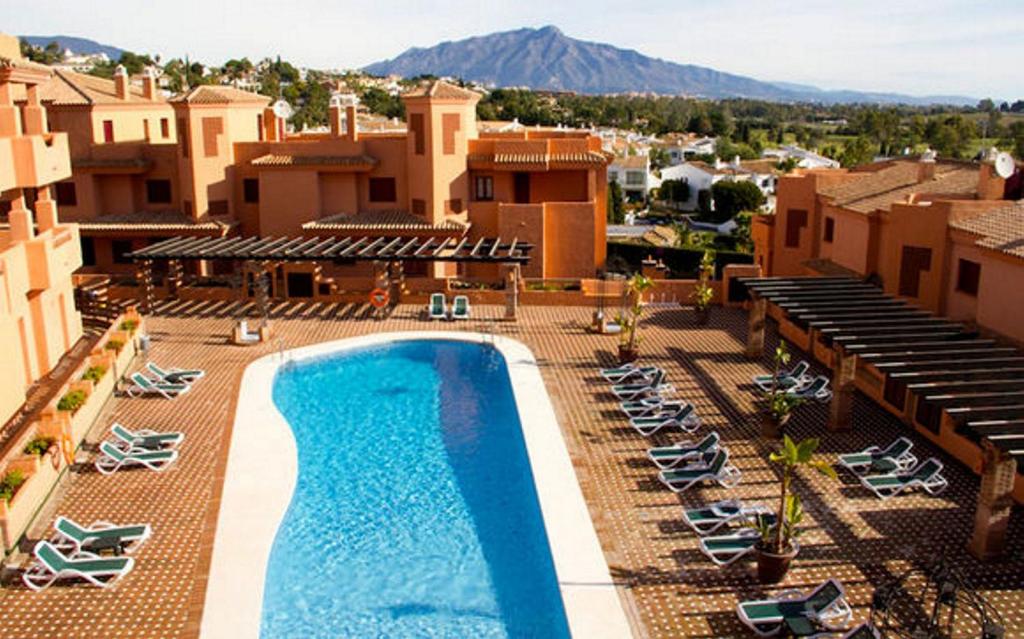 - Vistas a la piscina del complejo en Apartment Design Marbella, en Estepona