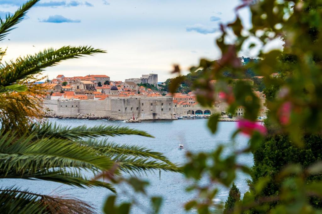 Blick auf einen Wasserkörper mit einer Stadt in der Unterkunft Villa Matilda in Dubrovnik