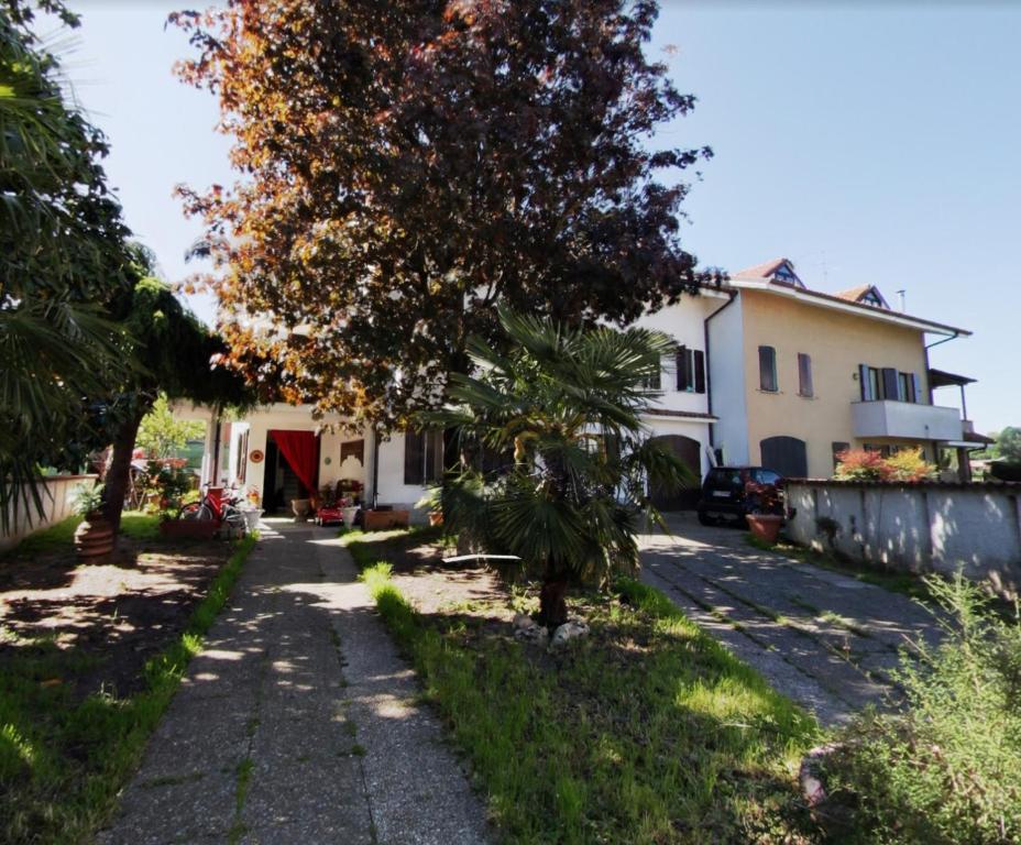 una strada di fronte a una casa di La casa lontano da casa a San Colombano al Lambro