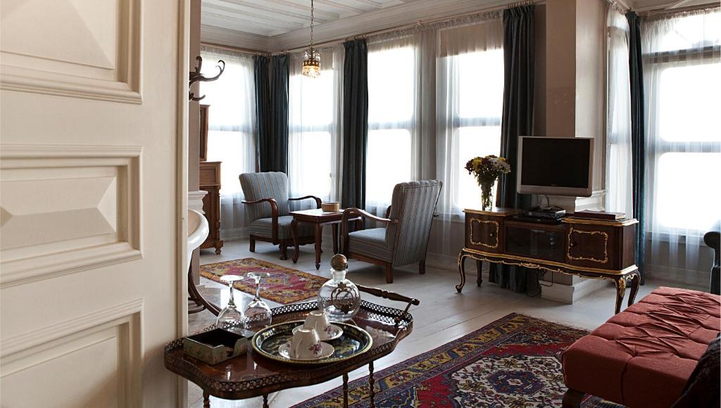 TV a/nebo společenská místnost v ubytování Kitapevi Hotel