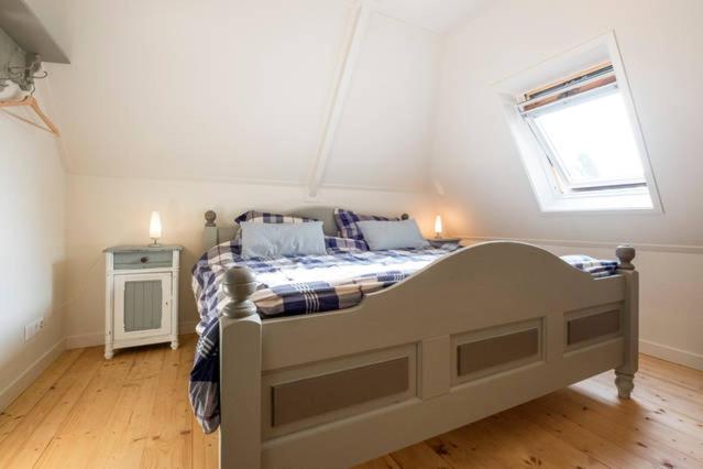 ディーフェルにあるVakantie appartement in dorpskernの窓付きの部屋にベッド付きのベッドルーム1室があります。