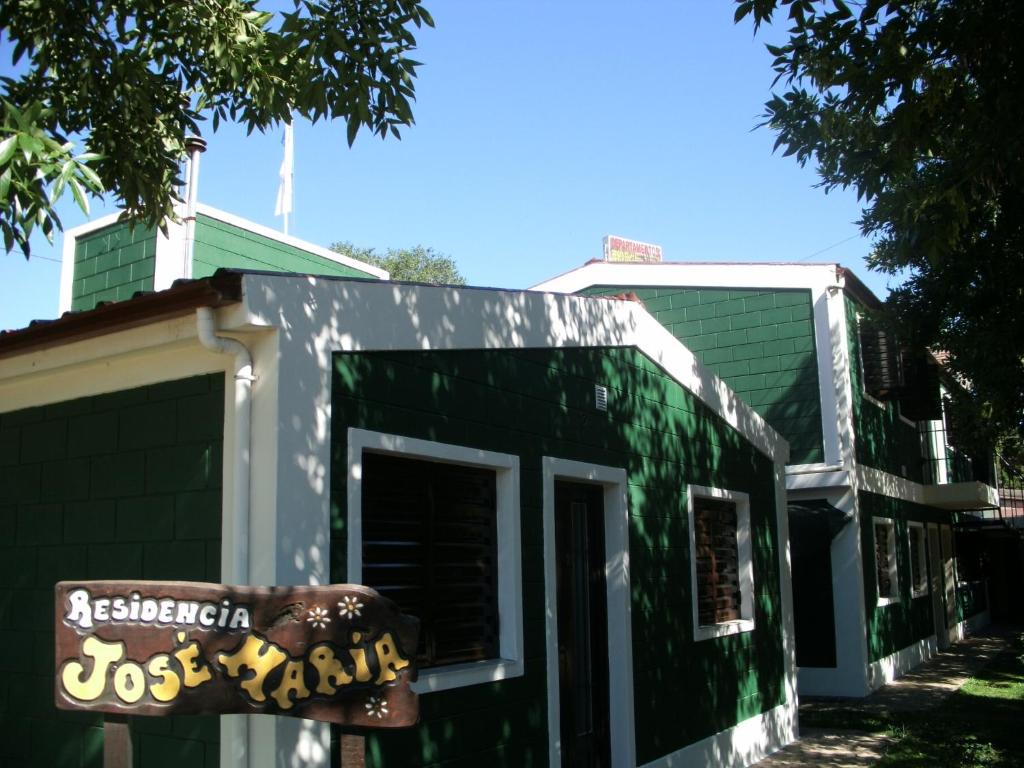 um edifício com um sinal em frente em Residencia Jose Maria em Santa Rosa de Calamuchita