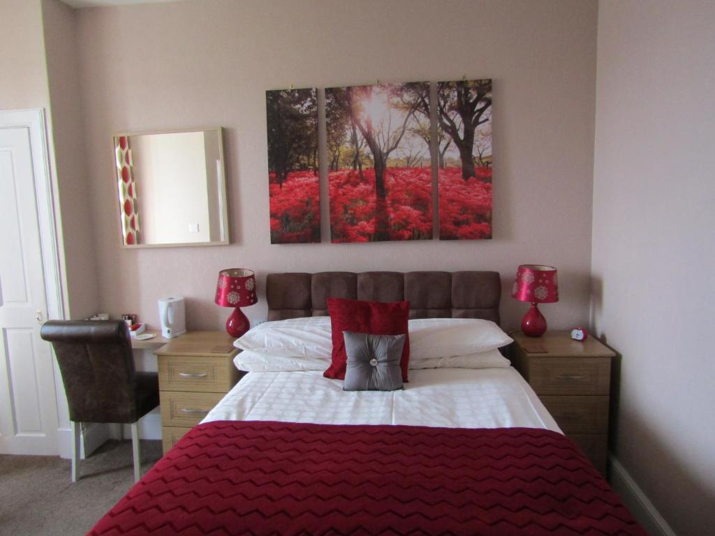 een slaapkamer met een bed en een schilderij aan de muur bij Adelphi Villa in Oban