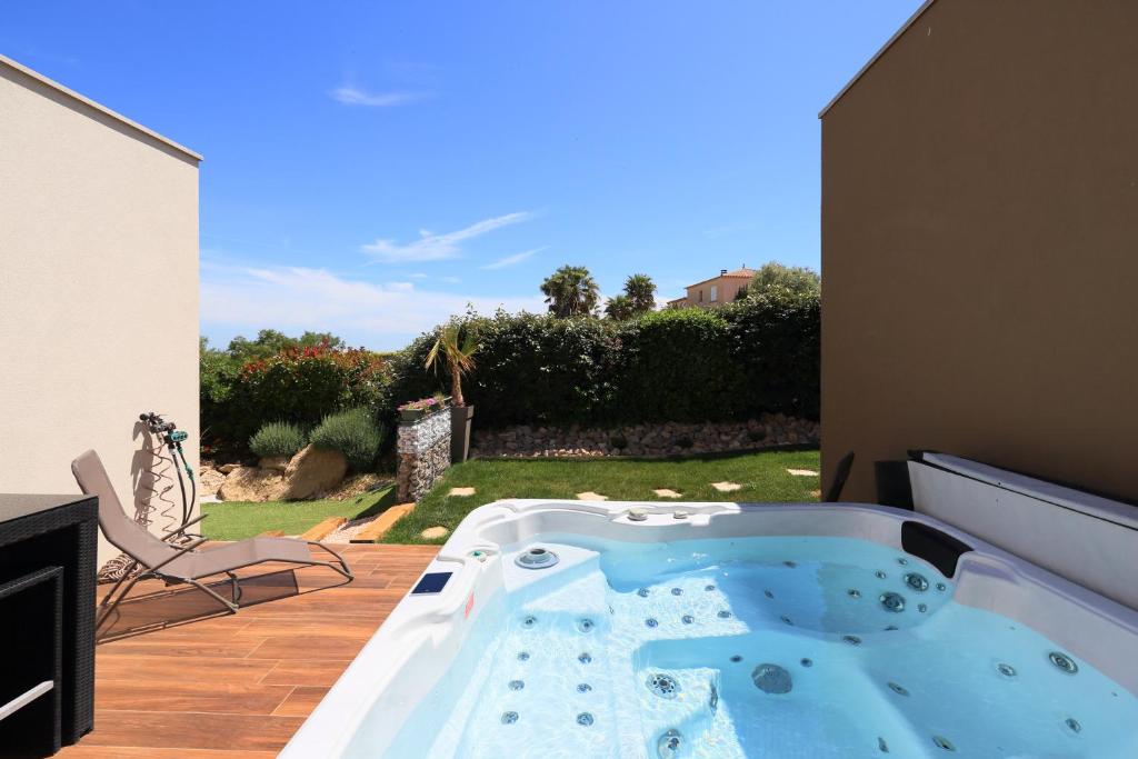 un bain à remous sur la terrasse d'une maison dans l'établissement Le Flamingo, à Villeneuve-lès-Maguelone