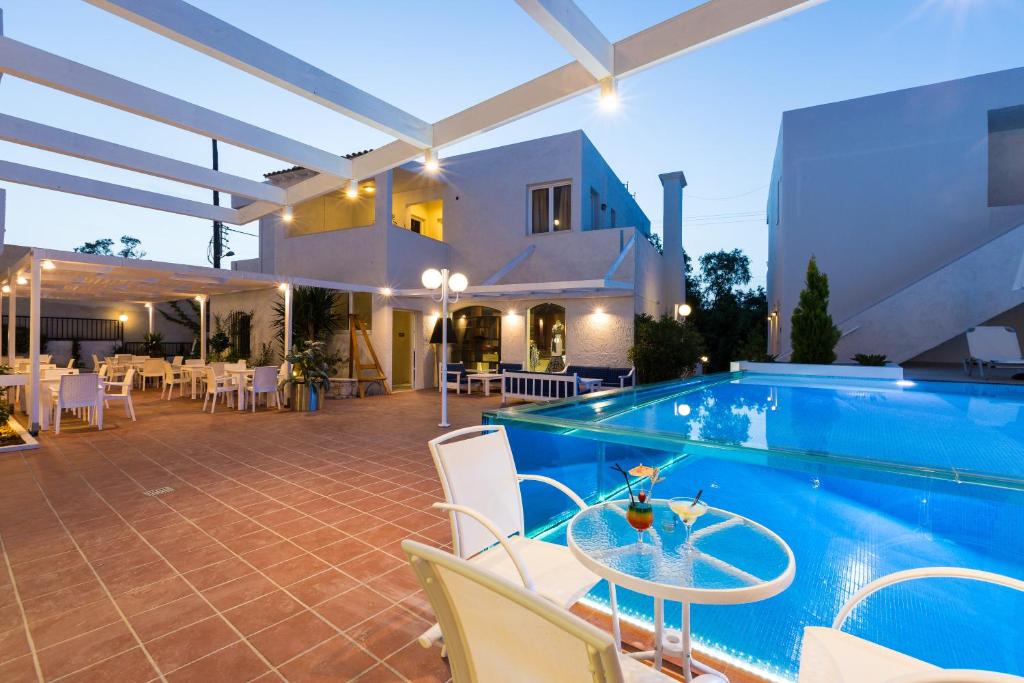 Bazén v ubytování Castello Bianco Aparthotel nebo v jeho okolí