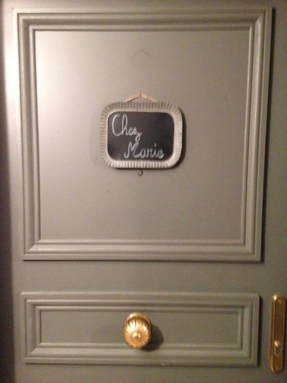 una puerta con un cartel que dice Chevy Leslie en ella en Chez Marie, en Lyon