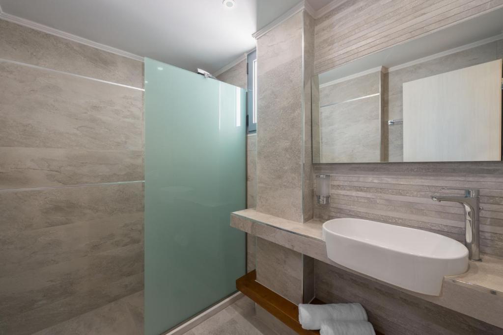 Koupelna v ubytování Lardos Luxury Apartments