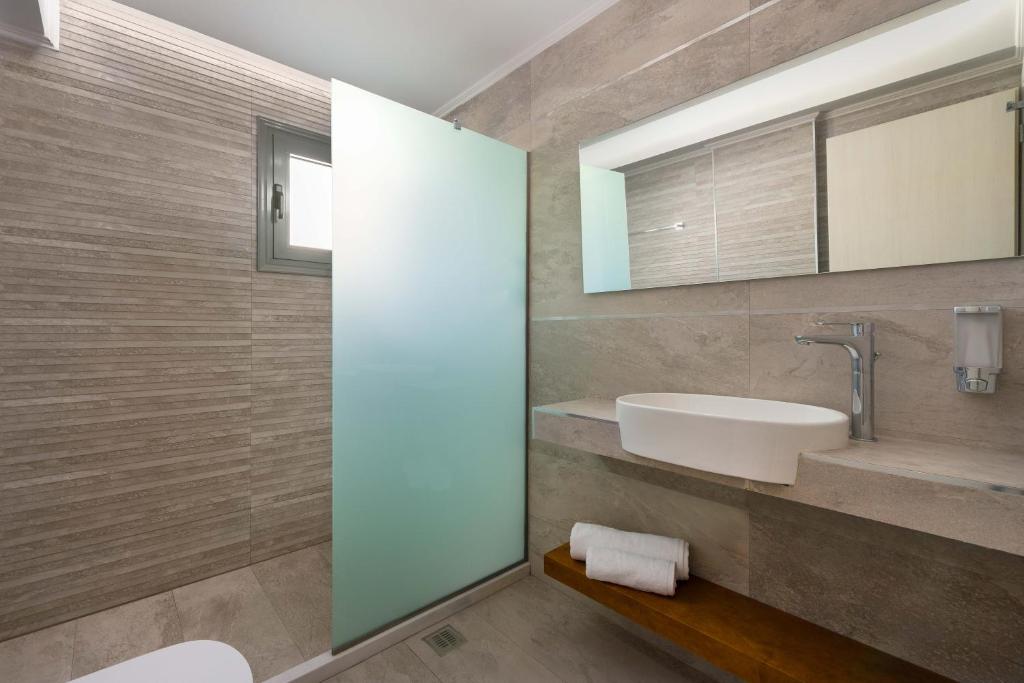 Koupelna v ubytování Lardos Luxury Apartments