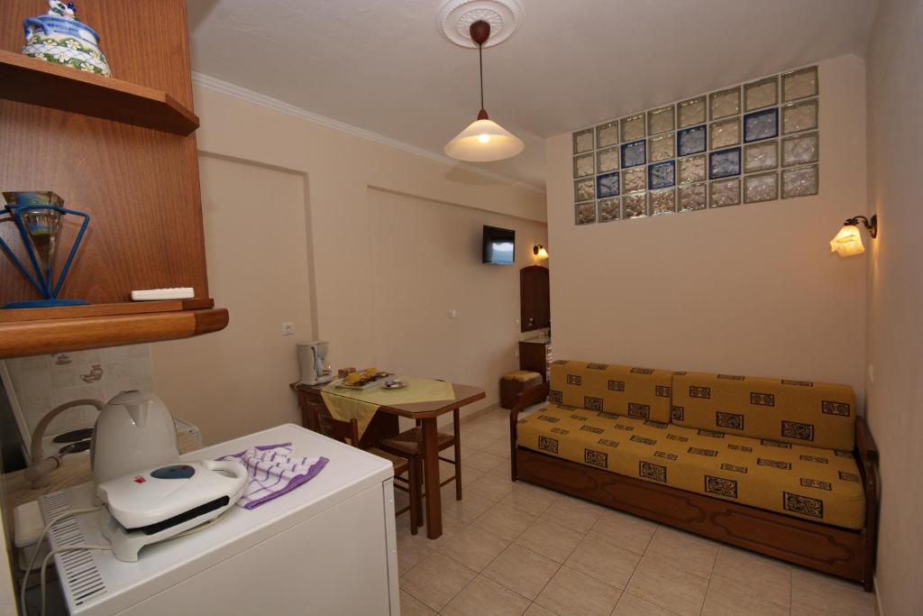 A kitchen or kitchenette at Alexandra Studios