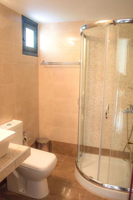 Łazienka w obiekcie Kyra Panagia Hotel