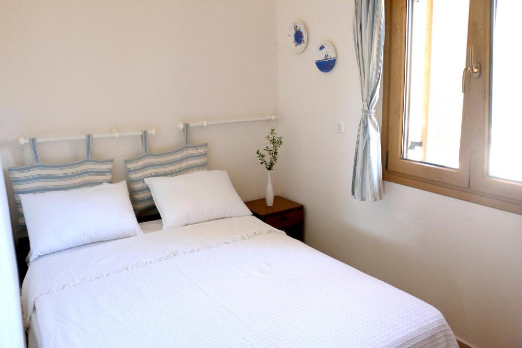 Łóżko lub łóżka w pokoju w obiekcie Agios Mamas Resort