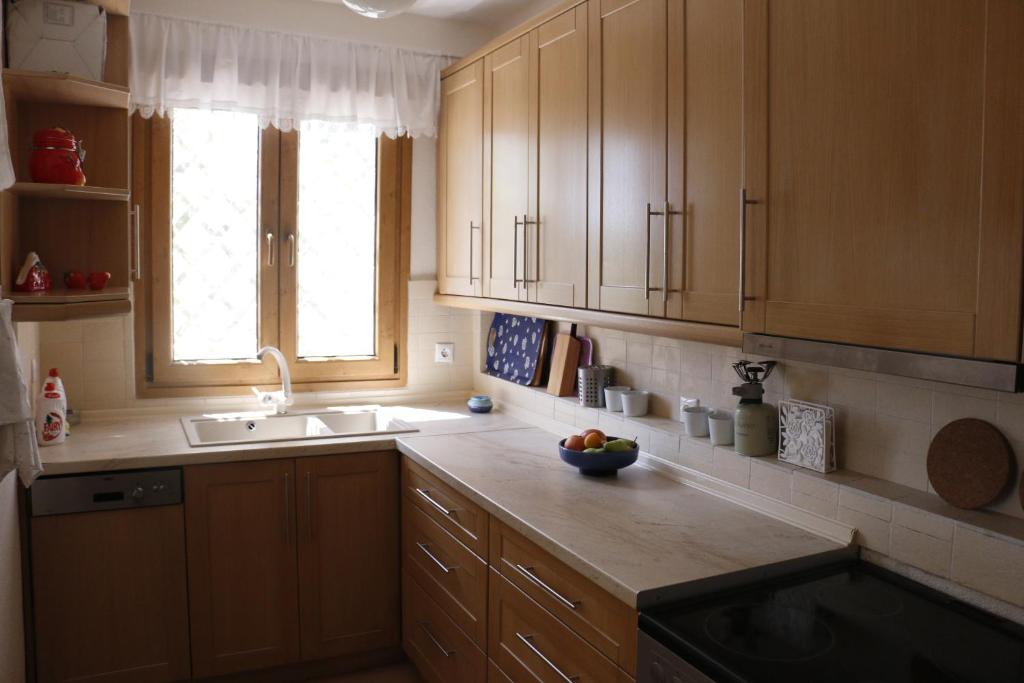 Kuchnia lub aneks kuchenny w obiekcie Agios Mamas Resort