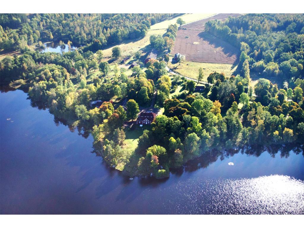 una vista aérea de una isla en un lago en Trollebo Säteri en Vetlanda