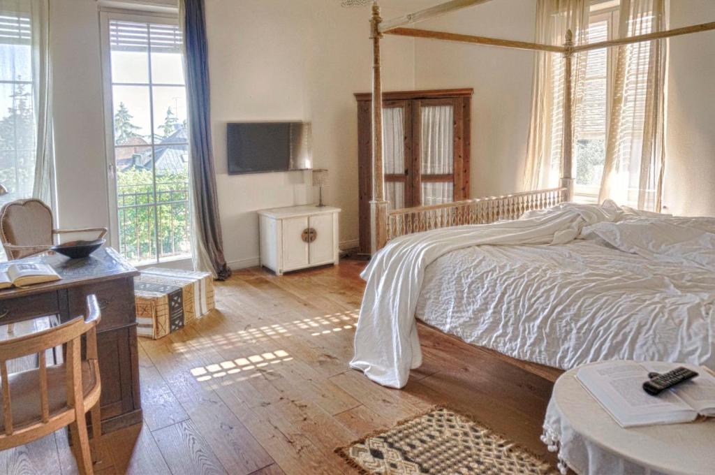 Postel nebo postele na pokoji v ubytování Embassy Row BnB