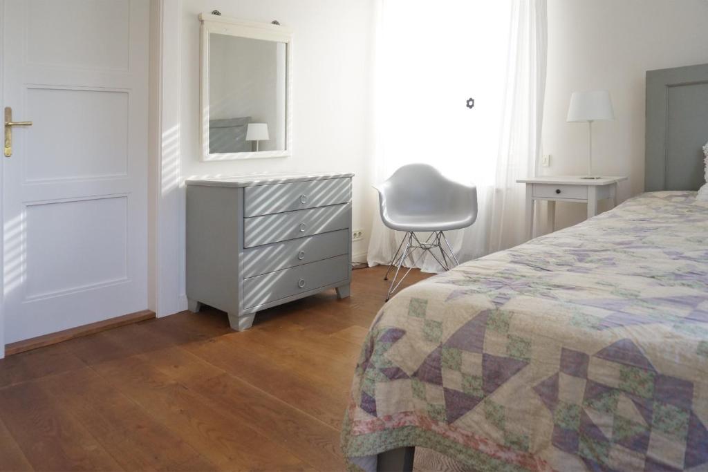 Postel nebo postele na pokoji v ubytování Embassy Row BnB
