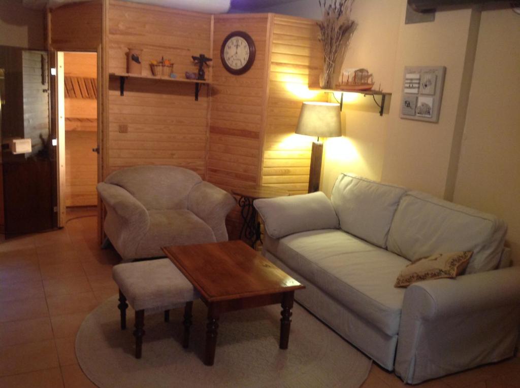 sala de estar con sofá, silla y mesa en Apartma Vintgar, en Bled
