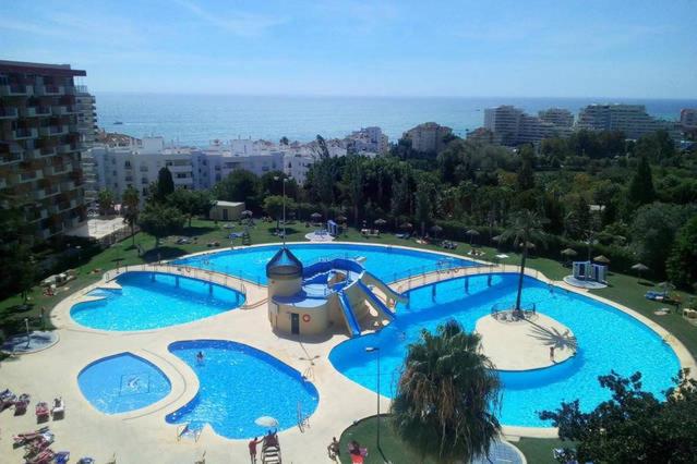 an overhead view of a large swimming pool at Apartamento Minerva Jupiter. The perfect accommodation for your vacation in Benalmádena