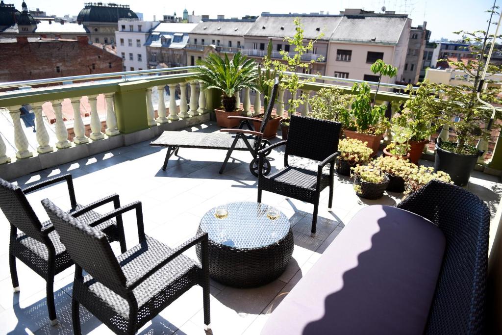 d'une terrasse avec des chaises et une table sur un balcon. dans l'établissement Zagreb Rooftops, à Zagreb