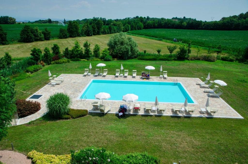 Bazén v ubytování Relais Corte Cavalli nebo v jeho okolí