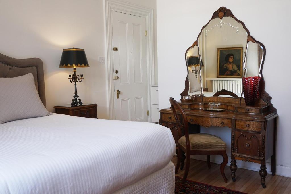 Postel nebo postele na pokoji v ubytování Hôtel Marie-Rollet